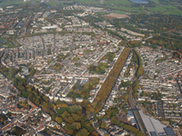 849881 Luchtfoto van de wijk Buiten Wittevrouwen te Utrecht, uit het zuidwesten, met op de voorgrond het Lepelenburg en ...